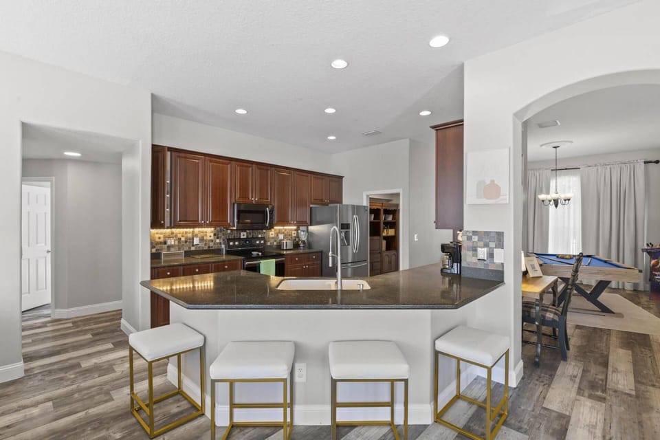 Spacious and Stylish: Counter Seating Connecting Kitchen and Living Space