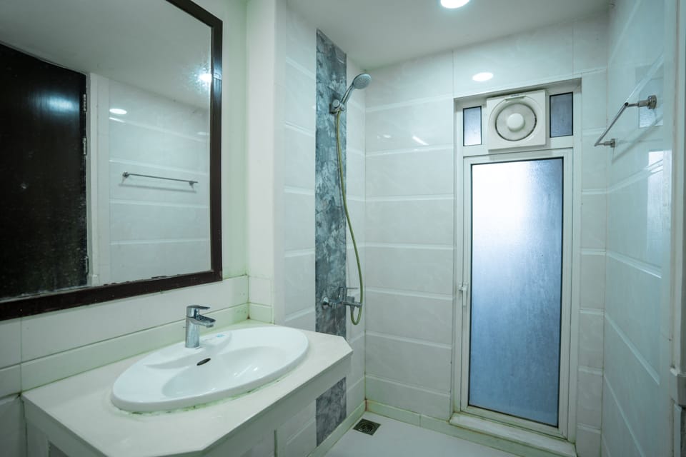 Deluxe Room | Bathroom | Shower, rainfall showerhead, towels