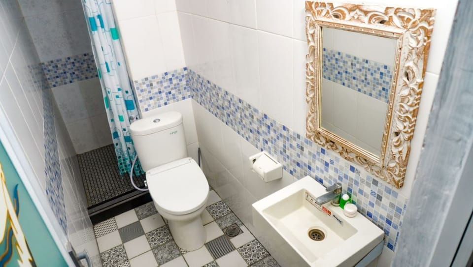 Shower, rainfall showerhead, towels