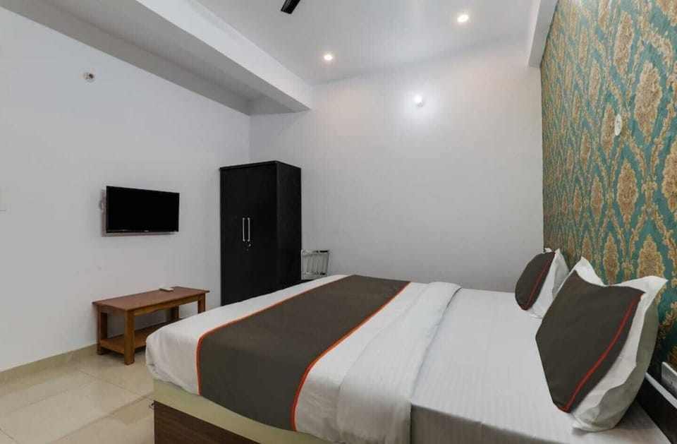 Deluxe Room | In-room safe, iron/ironing board, free WiFi