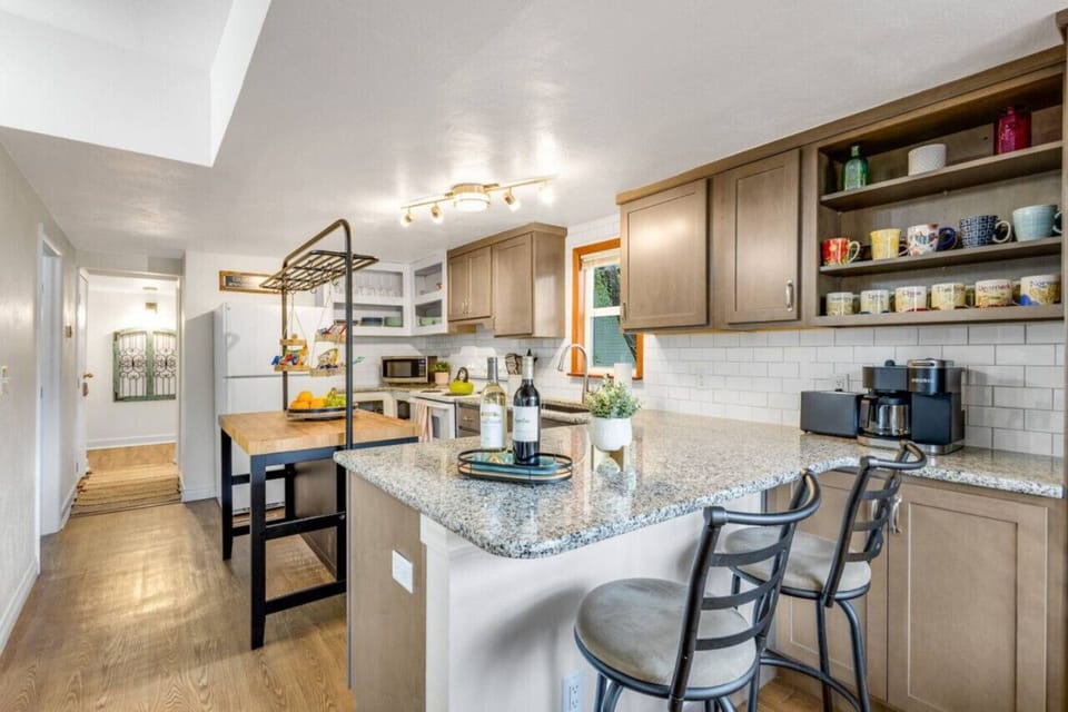 Full kitchen