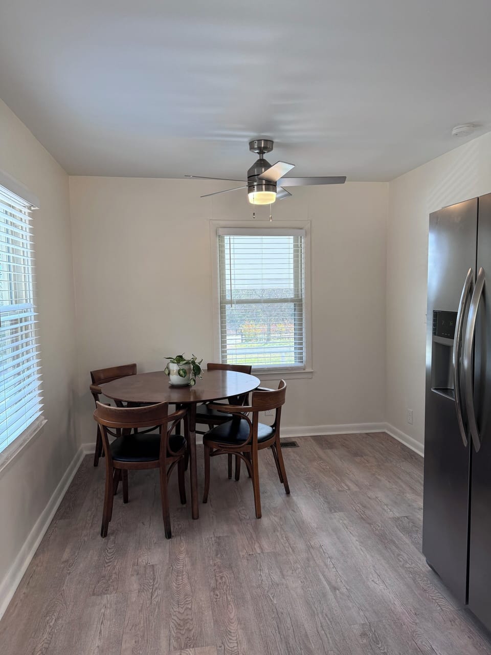 Dining area, seats 4
