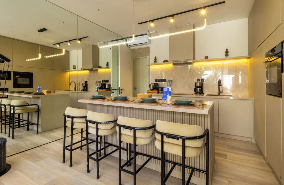 Deluxe Villa | Dining room
