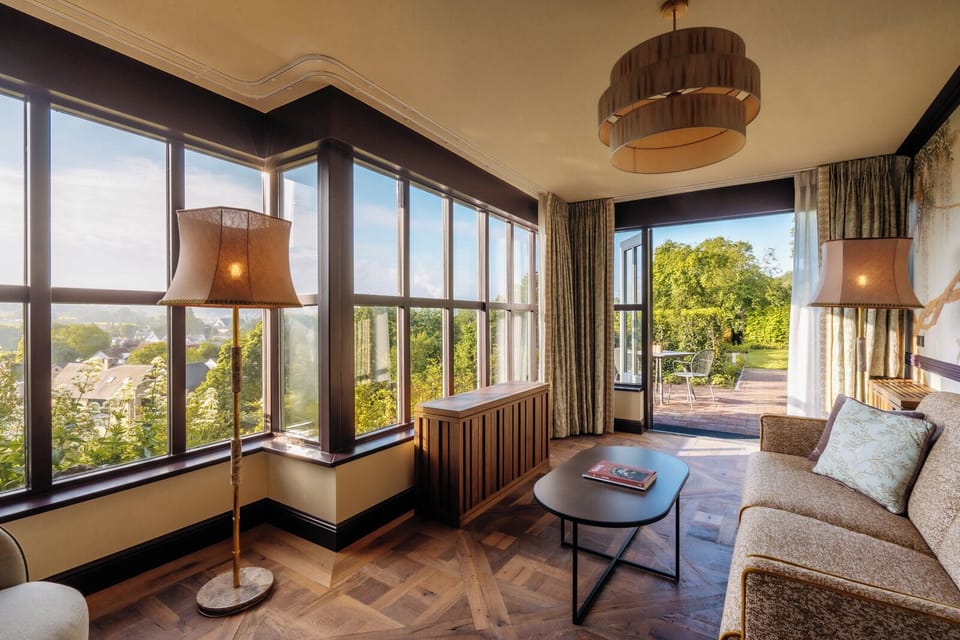 Deluxe Suite, 1 King Bed, Pets Not Allowed, Garden Area | Living area | 43-inch flat-screen TV with cable channels