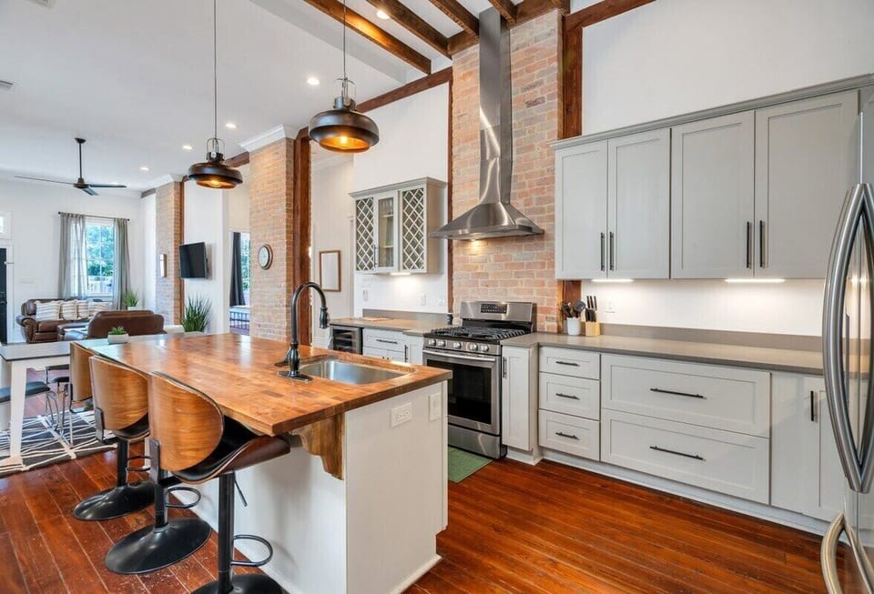 Fully stocked chef's kitchen w/ bar seating for casual dining.
