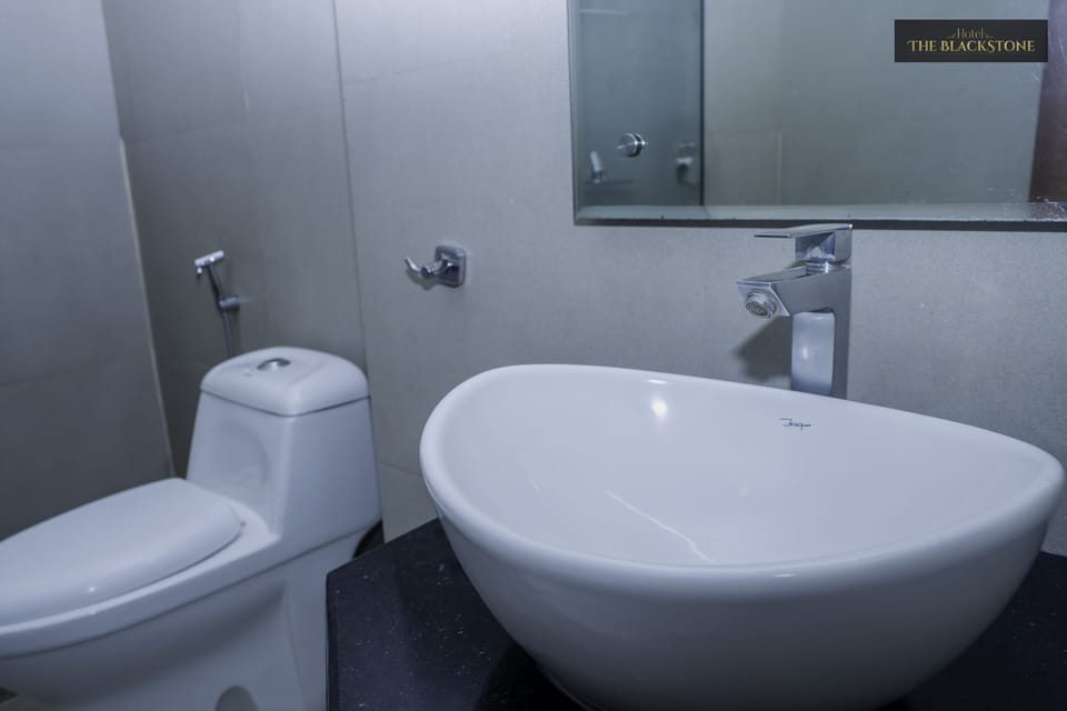 Executive Room | Bathroom | Shower, rainfall showerhead, free toiletries, hair dryer