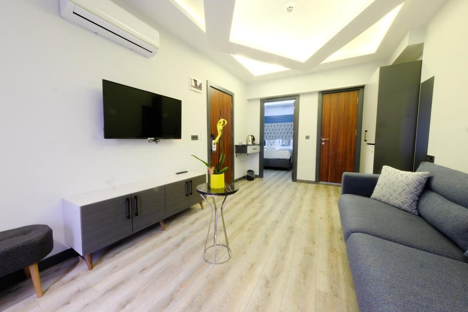 Junior Suite | In-room safe, desk, laptop workspace, soundproofing