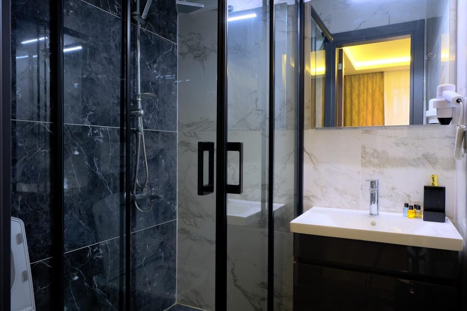 Superior Double or Twin Room | Bathroom | Free toiletries, hair dryer, slippers
