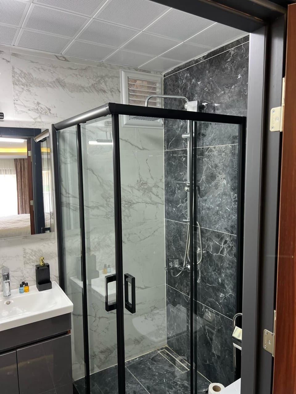 Deluxe Loft | Bathroom | Free toiletries, hair dryer, slippers
