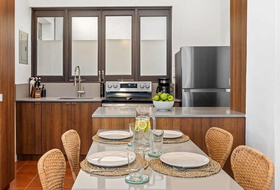The dining table for 4 and fully equipped kitchen.