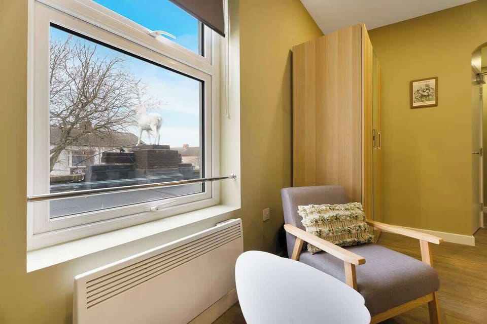 Common living room with a SMART TV with Netflix and a comfty of space to sit down and relax.