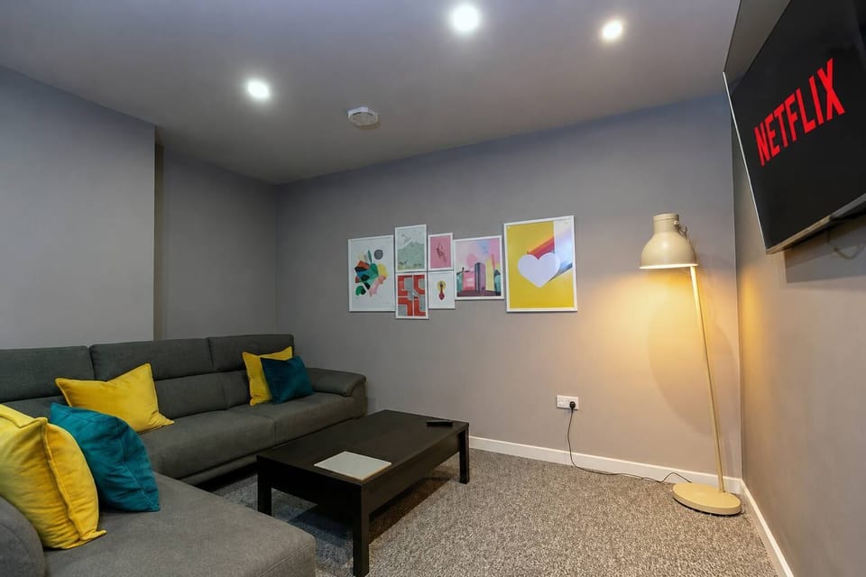 Guests can also enjoy the shared lounge, complete with comfortable seating and a Smart TV. It’s a handy space to unwind, catch up on your favourite shows, or simply relax.