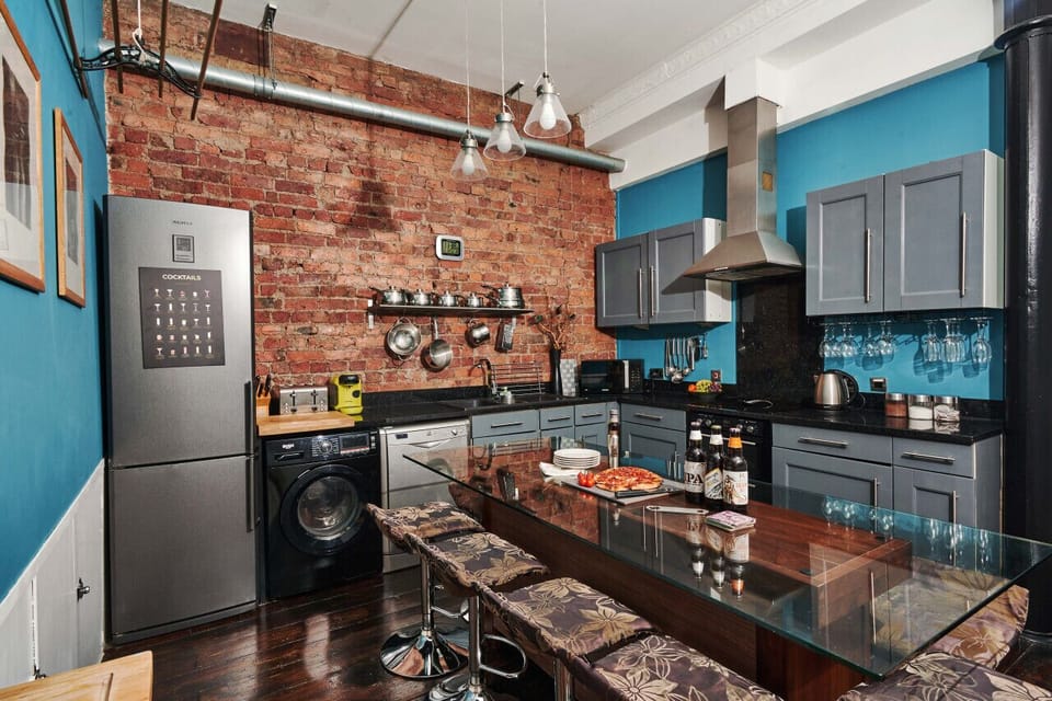Kitchen: Cook up a feast and share laughter around the stylish island bar and fully equiped Kitchen!