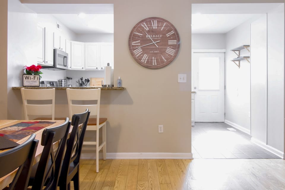 Dine with a view! Sitting in the dining area has never been more cozy and inviting thanks to this stunning kitchen view. #homemaking #diningroomdecor