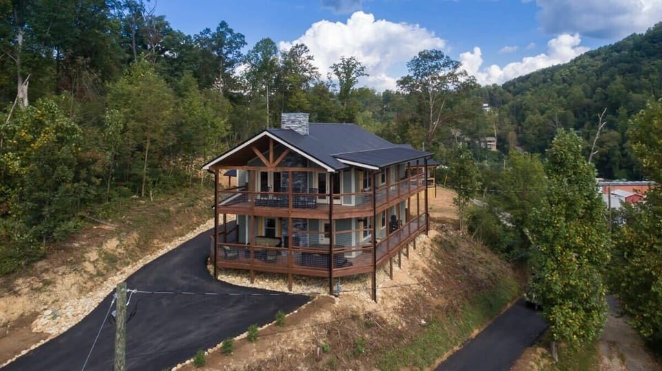 Brand New High End Custom Gatlinburg Cabin!