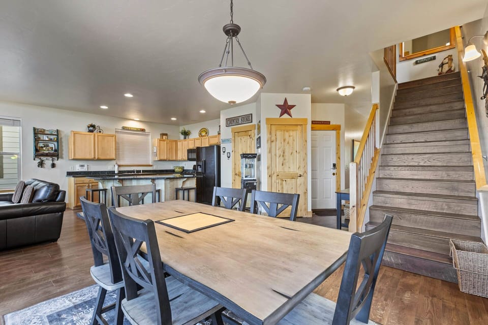 Vacation Rentals in Park City at Bear Hollow Village 5426: Dining area with seating for six