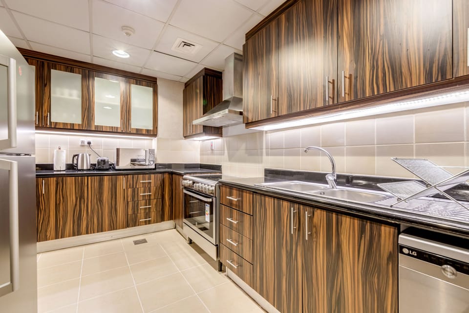 Elite Apartment, 4 Bedrooms, Balcony | Private kitchen | Fridge, microwave, oven, stovetop