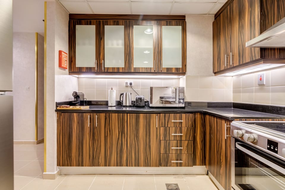 Elite Apartment, 4 Bedrooms, Balcony | Private kitchen | Fridge, microwave, oven, stovetop