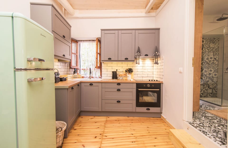 Design Apartment | Private kitchen | Full-size fridge, oven, stovetop, electric kettle