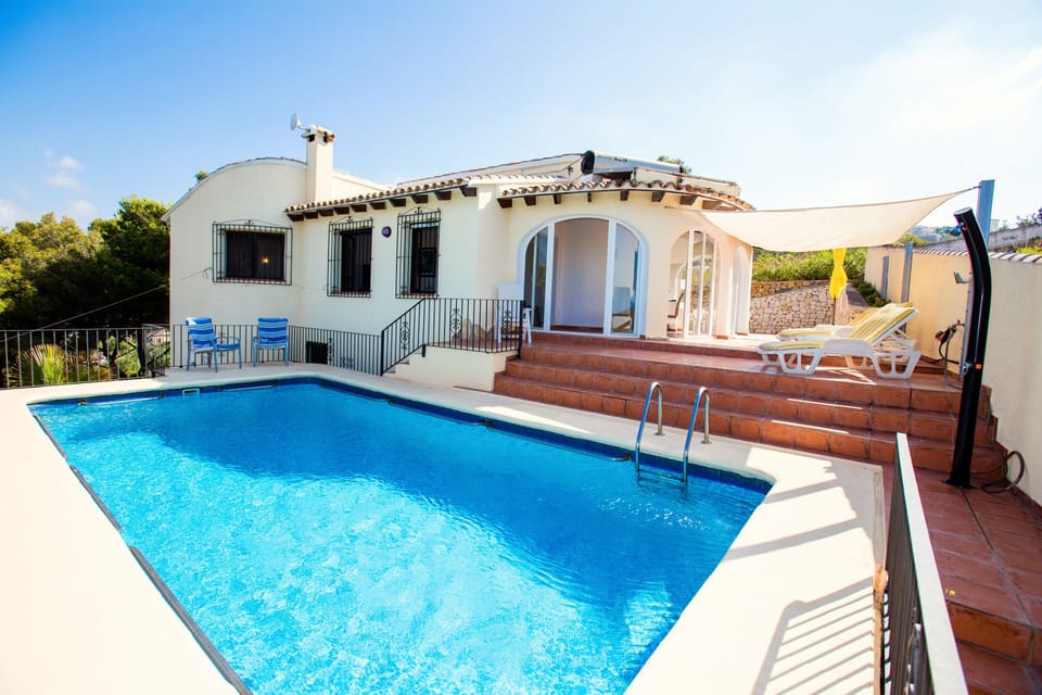 Pool is 4x8meters, 2m deep