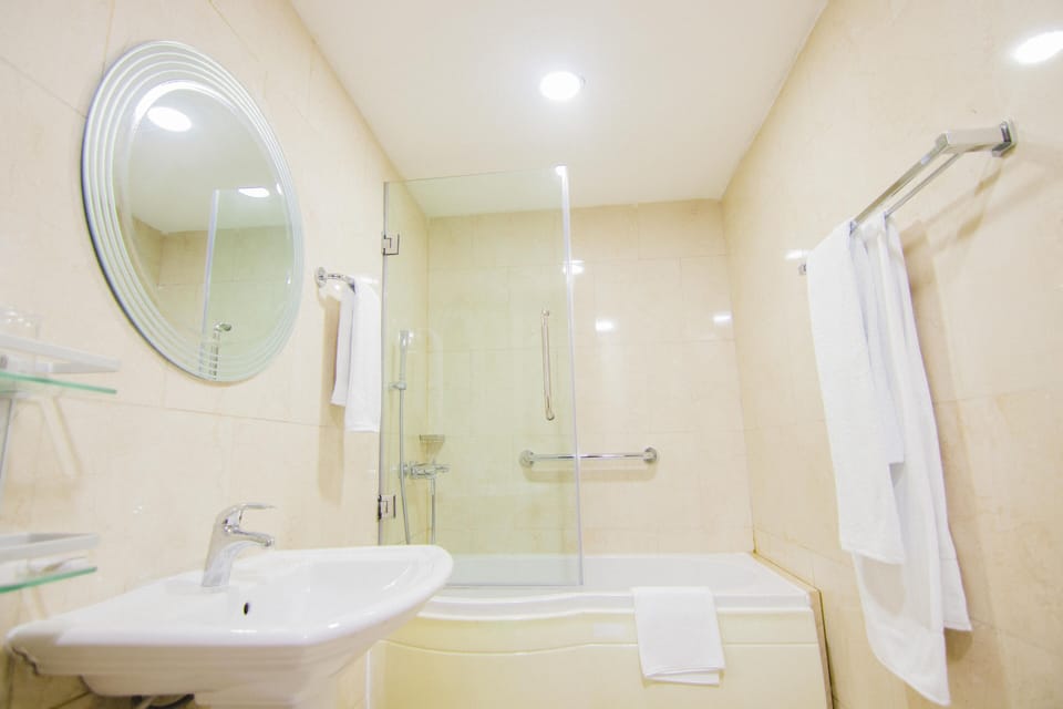 Deluxe Single Room | Bathroom shower