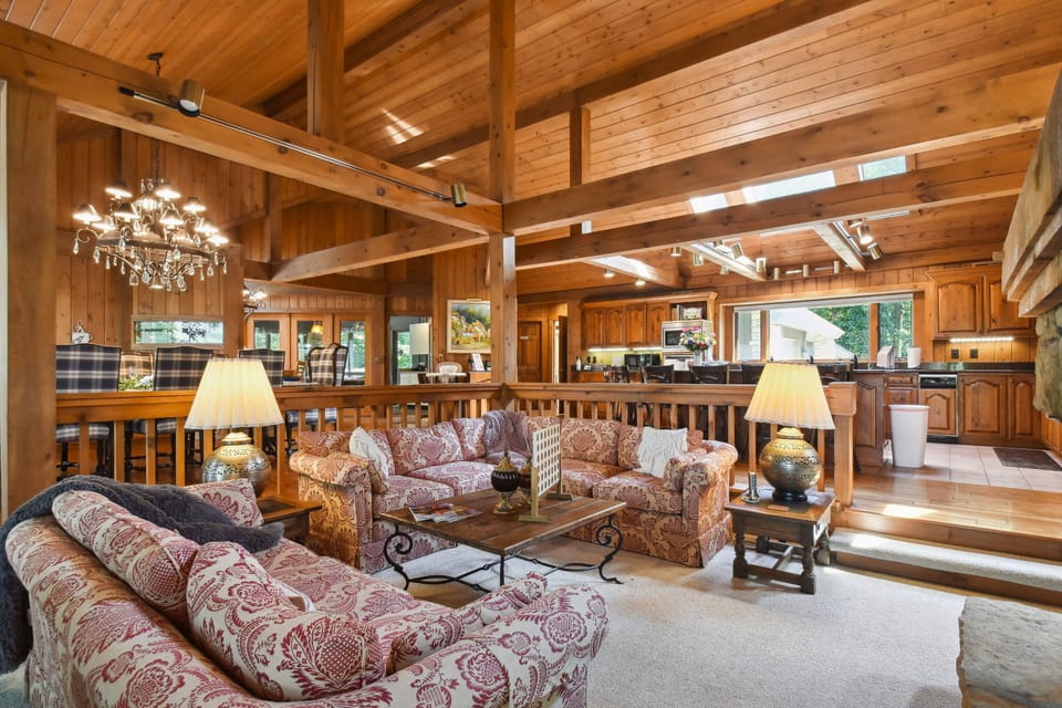 Living Area | Fireplace | Free WiFi