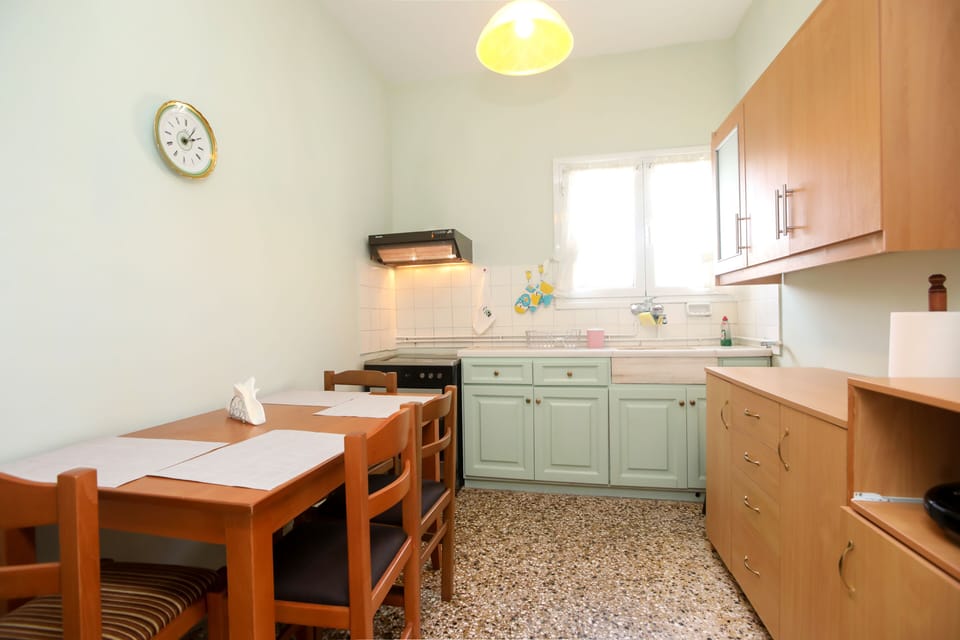 City Apartment | Private kitchen | Full-size fridge, oven, stovetop, cookware/dishes/utensils