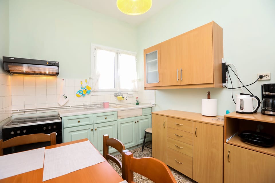 City Apartment | Private kitchen | Full-size fridge, oven, stovetop, cookware/dishes/utensils