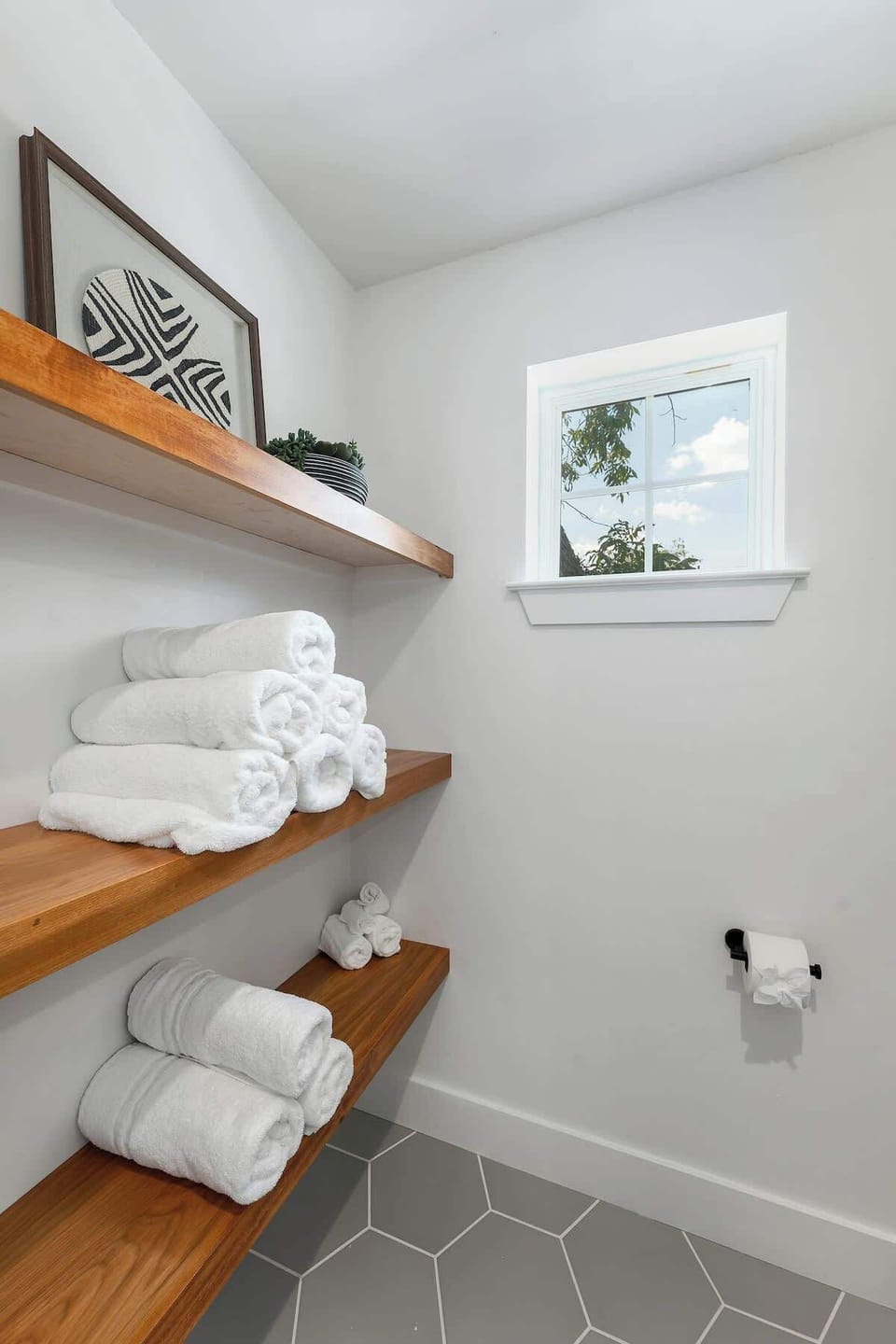 House, Multiple Beds, Hot Tub (306 W Travis Unit B) | Interior