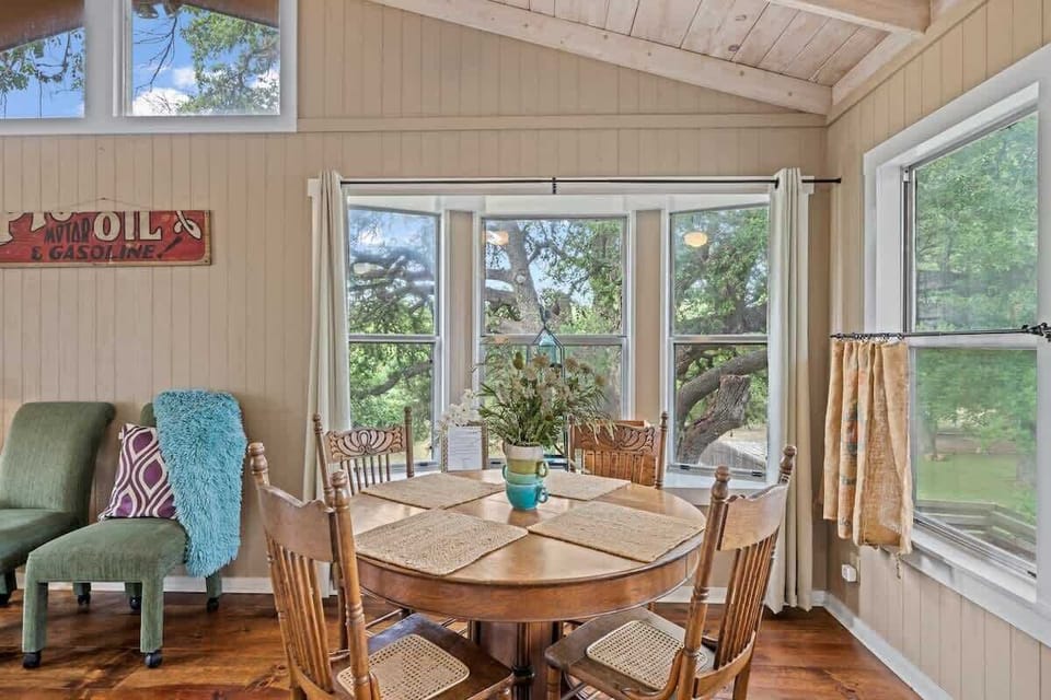 House, 1 King Bed, Hot Tub, City View (409 W San Ant Lillia) | Dining