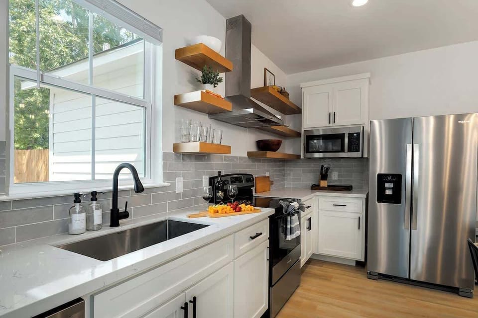 House, Multiple Beds, Hot Tub (306 W Travis Unit C) | Private kitchen | Coffee/tea maker