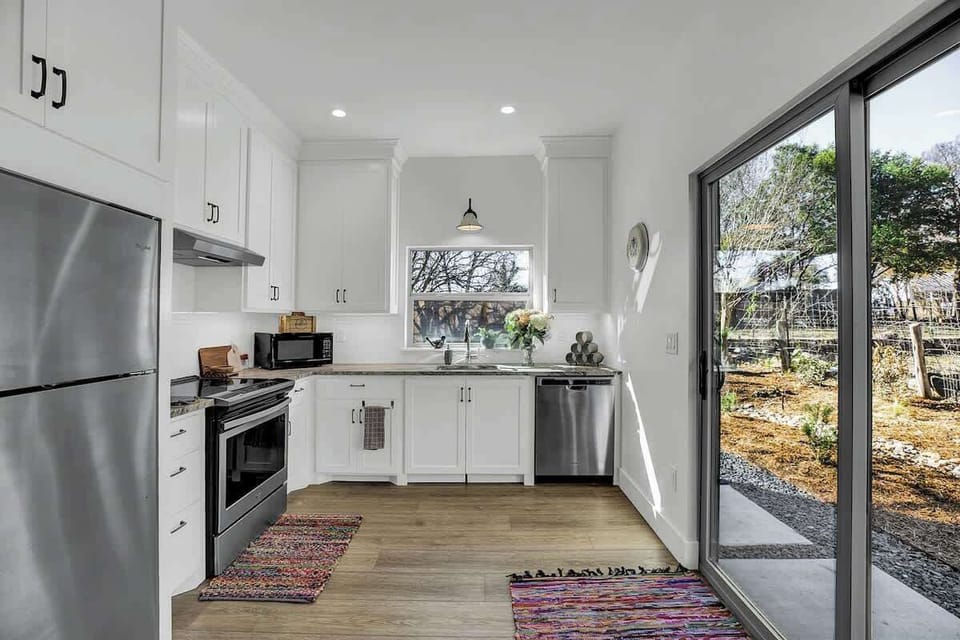 House, Multiple Beds, Kitchen, Garden View (403 W Austin Combo) | Private kitchen | Coffee/tea maker