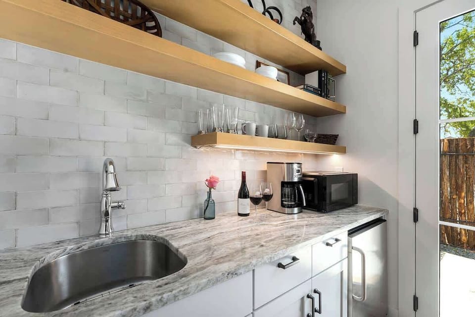 House, 1 King Bed, Patio (403 W Austin #2) | Private kitchen | Coffee/tea maker
