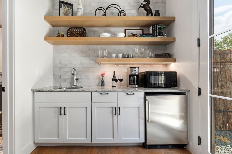 House, 1 King Bed, Patio (403 W Austin #2) | Private kitchen | Coffee/tea maker