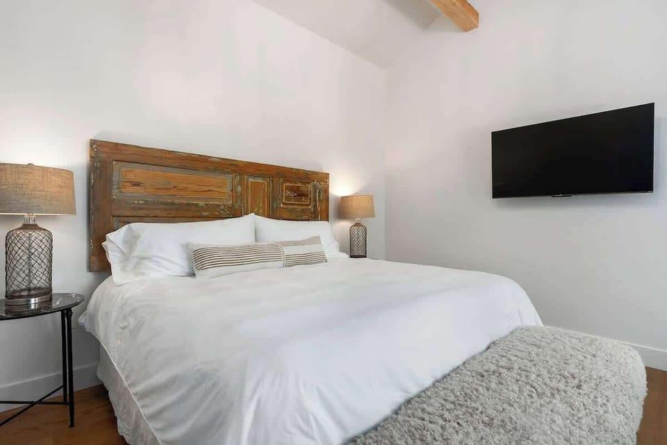 House, 1 King Bed, Patio (403 W Austin #2) | 1 bedroom, individually decorated, individually furnished, bed sheets