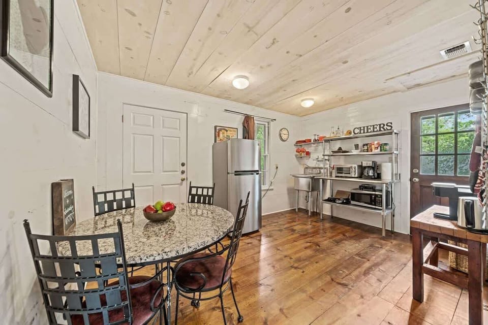 House, Multiple Beds, Hot Tub (409W San Antonio Cmb) | Dining