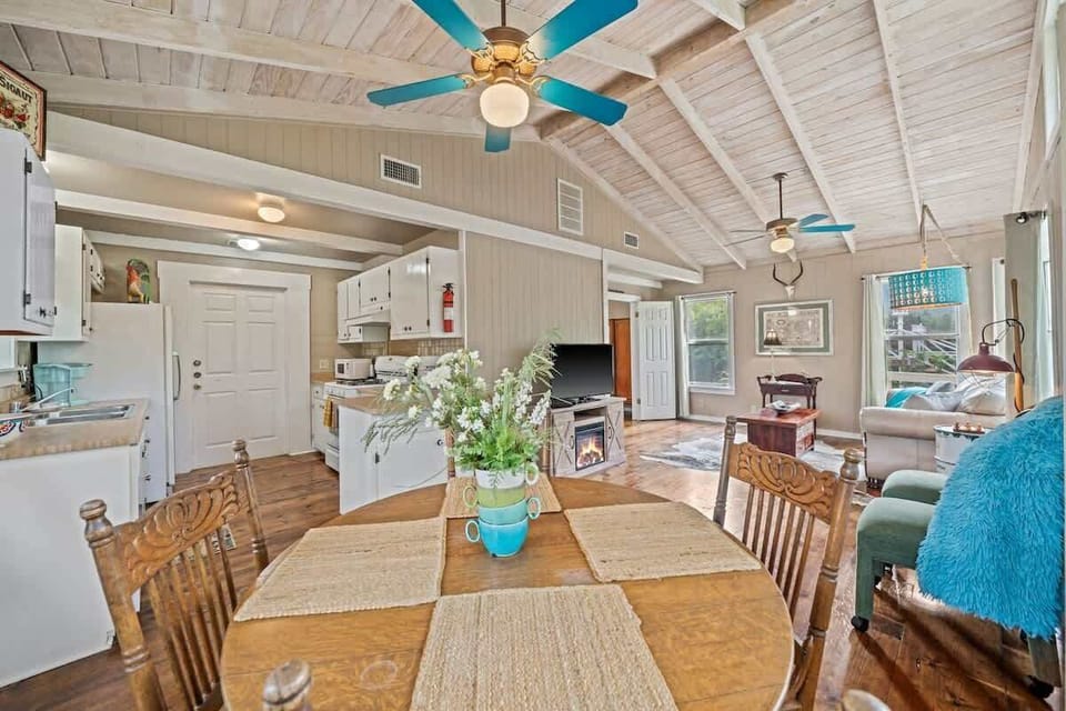 House, Multiple Beds, Hot Tub (409W San Antonio Cmb) | Interior