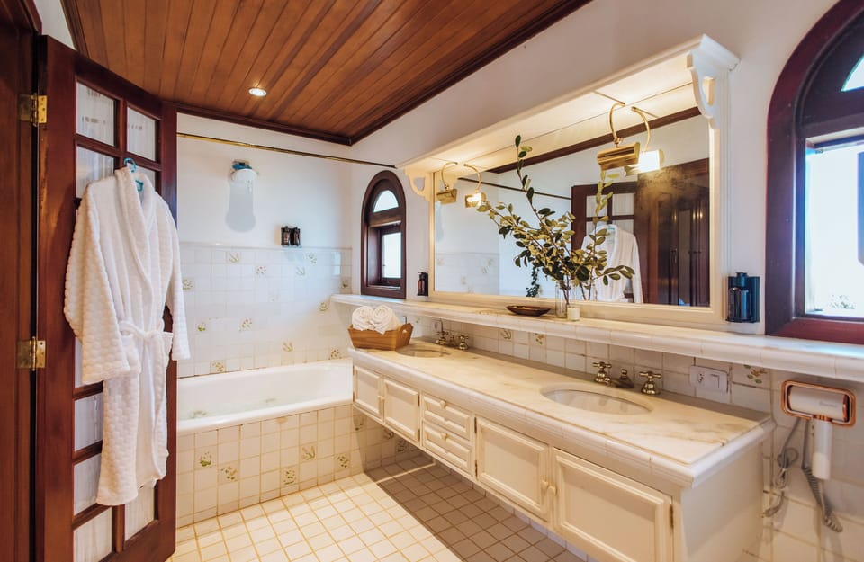 Retro Suite Vista Mantiqueira with bathtub | Bathroom | Hair dryer, towels, soap, shampoo