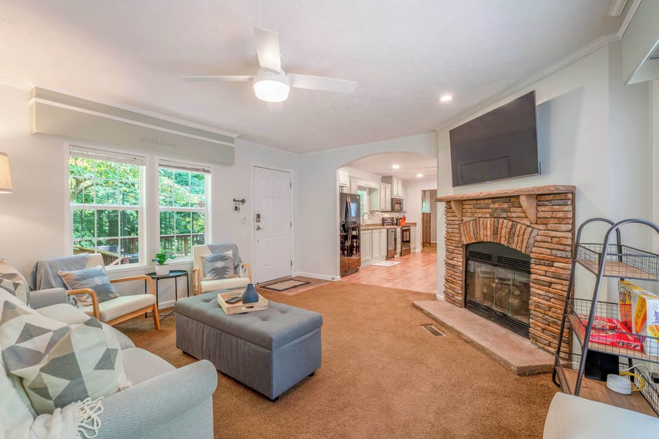 House, Multiple Beds, Patio (Dragonfly Cove) | Living area | 50-inch flat-screen TV with digital channels, fireplace
