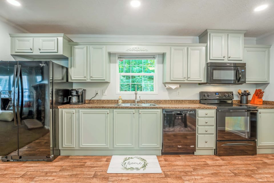House, Multiple Beds, Patio (Dragonfly Cove) | Private kitchen | Fridge, microwave, oven, stovetop