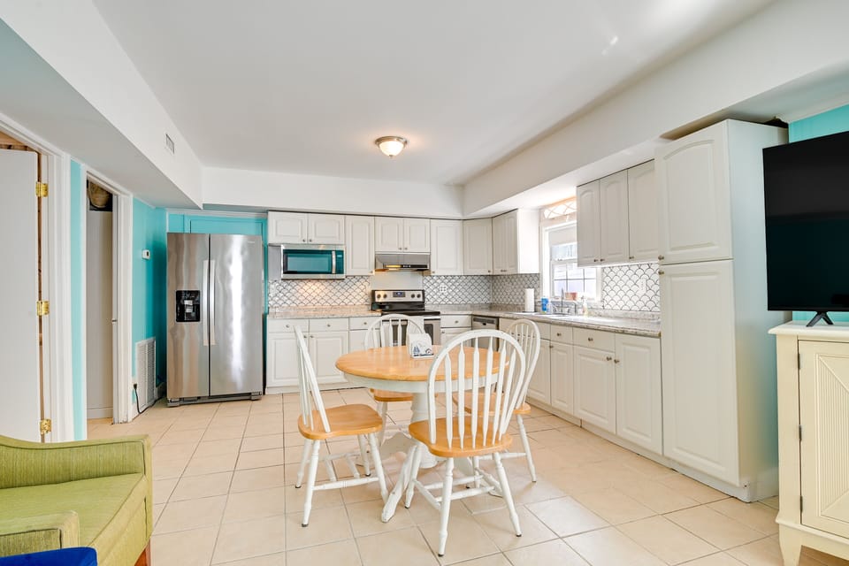 Dining Area | Dishware/Flatware Provided
