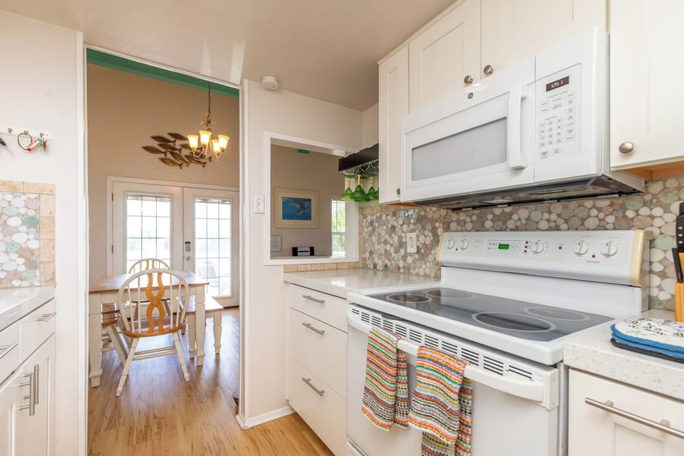 House, Multiple Beds, Pool Access, Pool View (The Shell House) | Private kitchen | Fridge, microwave, oven, stovetop