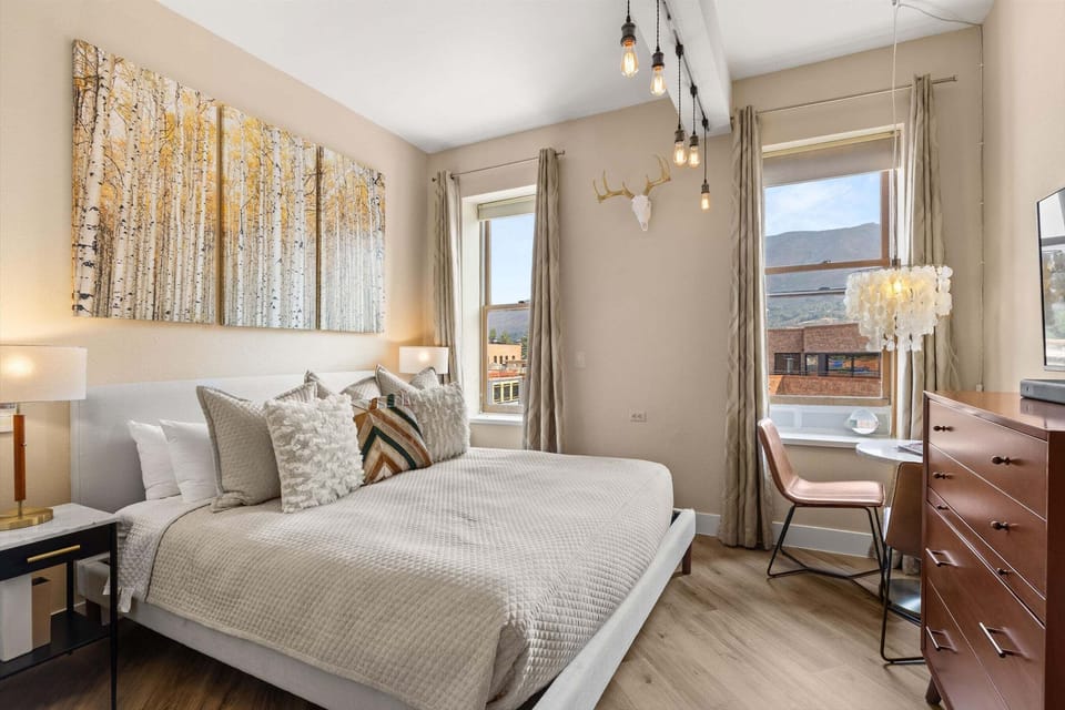 One bedroom Aspen hotel room in downtown core