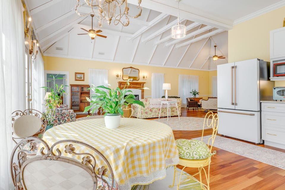Dining Area | Dishware & Flatware Provided