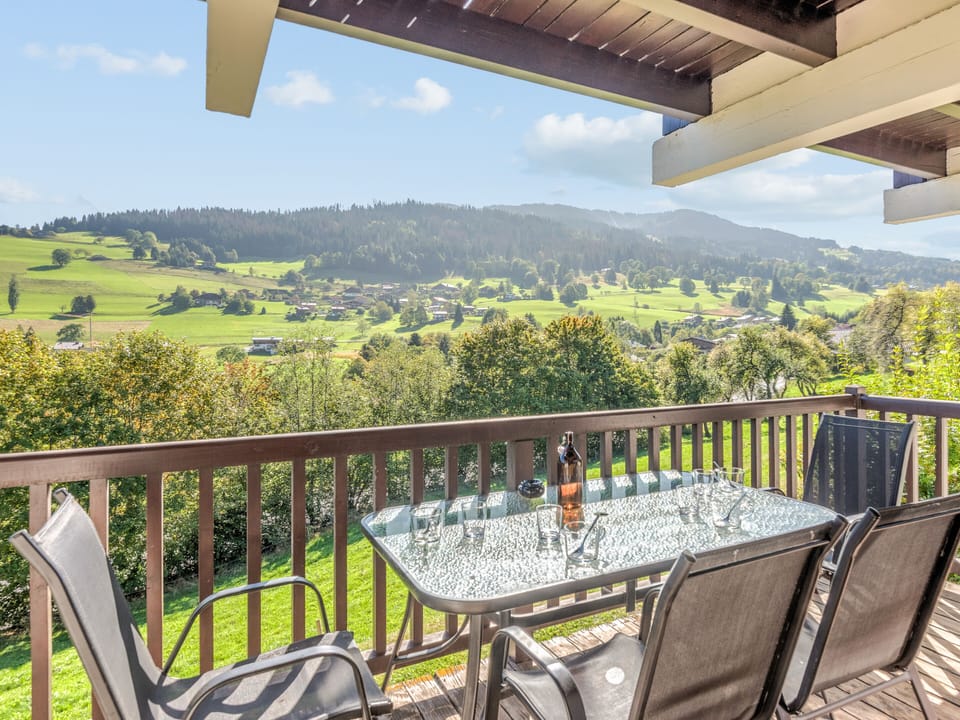Terrasse aménagée avec vue sur les montagnes