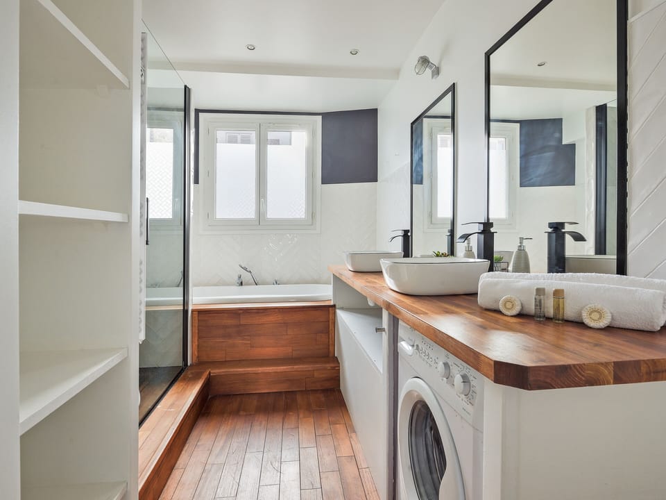 Salle de bain avec douche et baignoire
