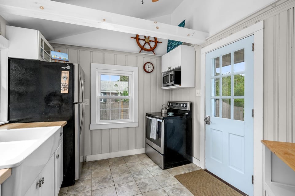 Cottage kitchen - comfortable and bright- 135 Pine Knoll Avenue Chatham Cape Cod - Sarah-N-Dipity - NEVR