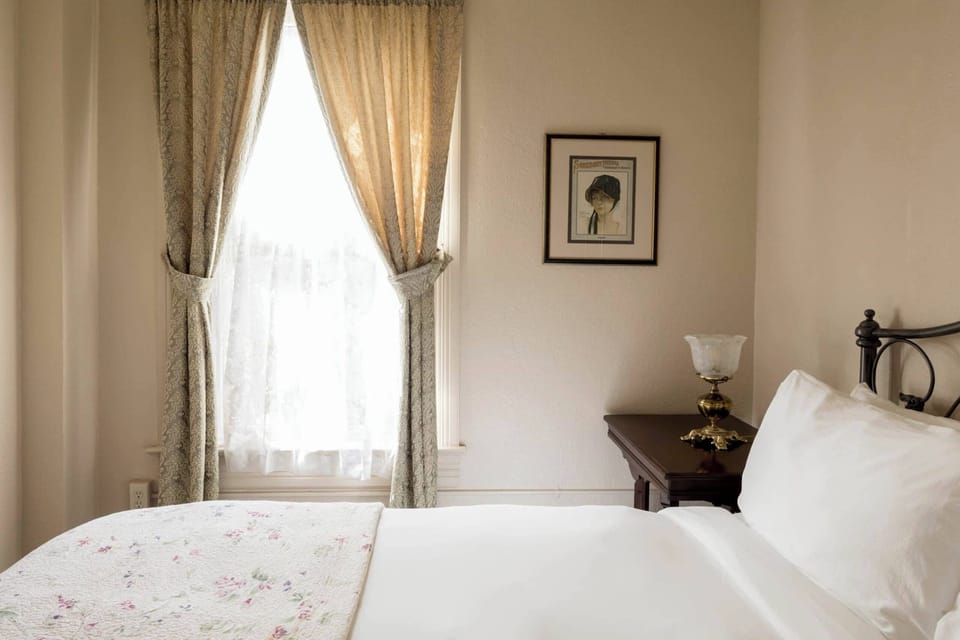 Laptop workspace, iron/ironing board, free WiFi