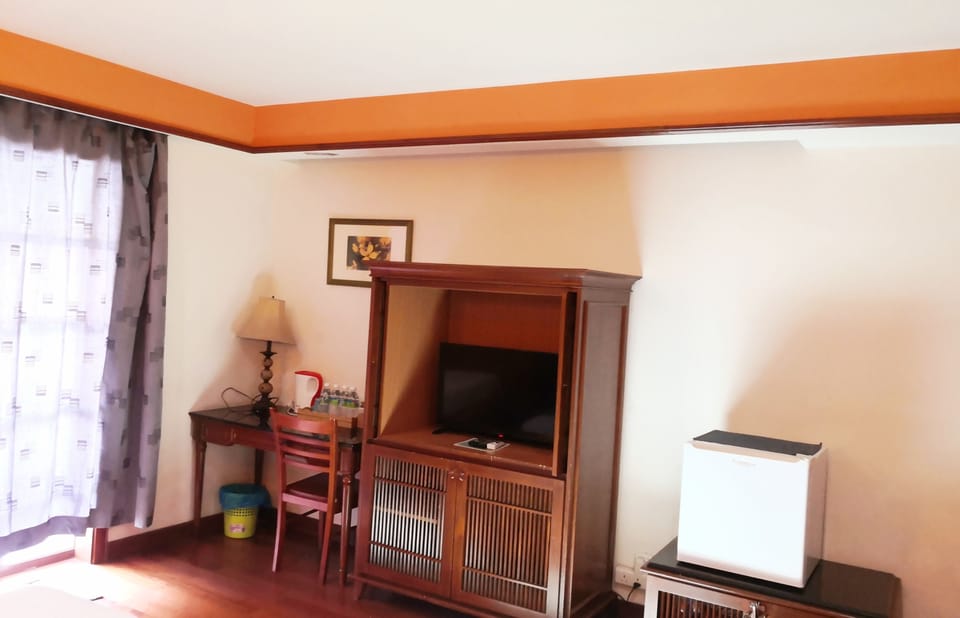 Premium Chalet, Partial Sea View | 1 bedroom, desk, iron/ironing board, bed sheets