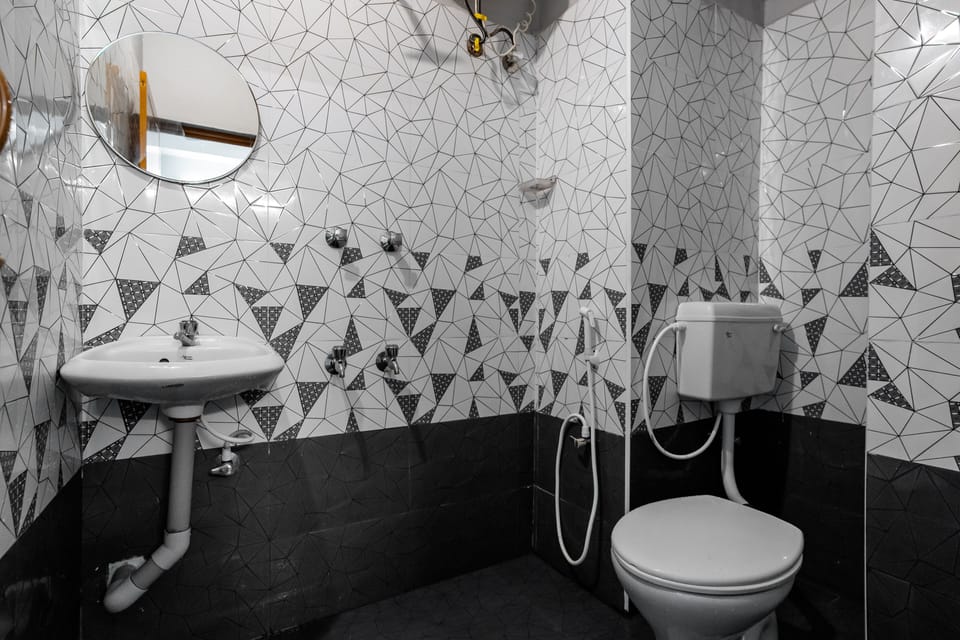 Deluxe Double Room | Bathroom | Shower, rainfall showerhead, free toiletries, towels